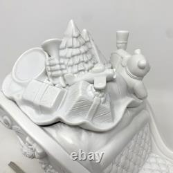 Dept 56 Winter Silhouette Santa's Sleigh 4 Reindeer White Porcelain / Metal Base Dept 56 Winter Silhouette Santa's Sleigh 4 Reindeer White Porcelain / Metal Base