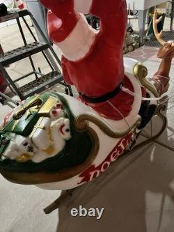 General foam santa in sleigh +1 reindeer blowmold 72