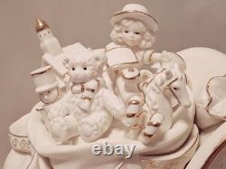Grandeur Noel 2001 Collectors Edition Porcelain Santa and Sleigh Set withReindeer