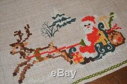 Santa & His Reindeer Sleigh & Village! Vtg Yarn Hand Emb Christmas Tablecloth