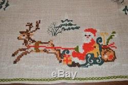 Santa & His Reindeer Sleigh & Village! Vtg Yarn Hand Emb Christmas Tablecloth