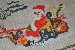 Santa & His Reindeer Sleigh & Village! Vtg Yarn Hand Emb Christmas Tablecloth