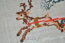 Santa & His Reindeer Sleigh & Village! Vtg Yarn Hand Emb Christmas Tablecloth