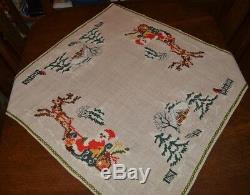 Santa & His Reindeer Sleigh & Village! Vtg Yarn Hand Emb Christmas Tablecloth